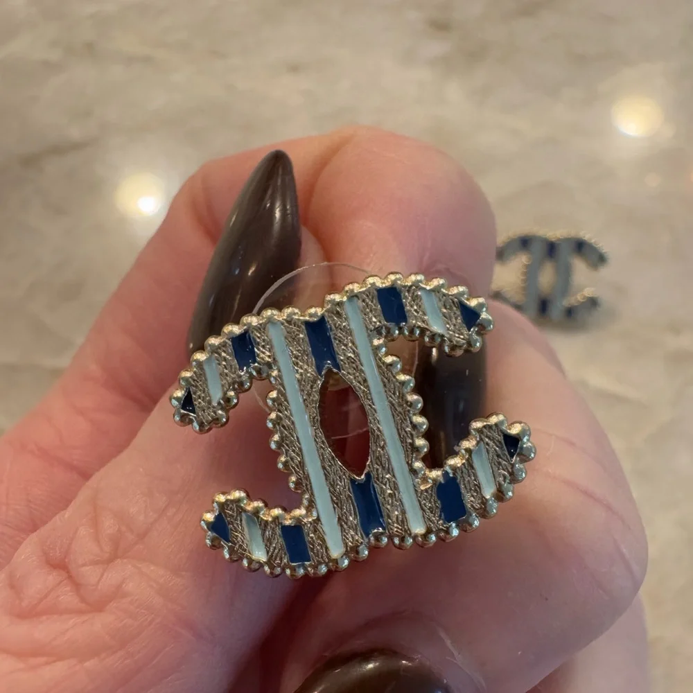 Chanel bi-color striped earrings SS2024 Collection - Picture 4 of 5